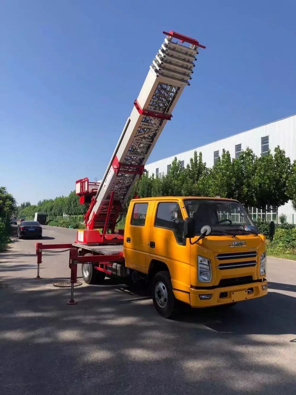 遵化附近的云梯车出租服务：轻松解决高空作业需求